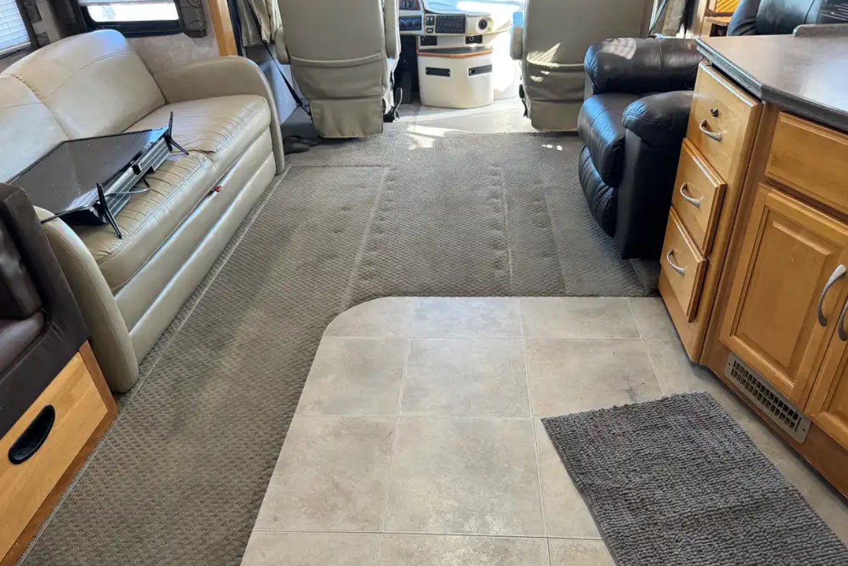 2005 Fleetwood Discovery 39L — hallway looking toward the bedroom