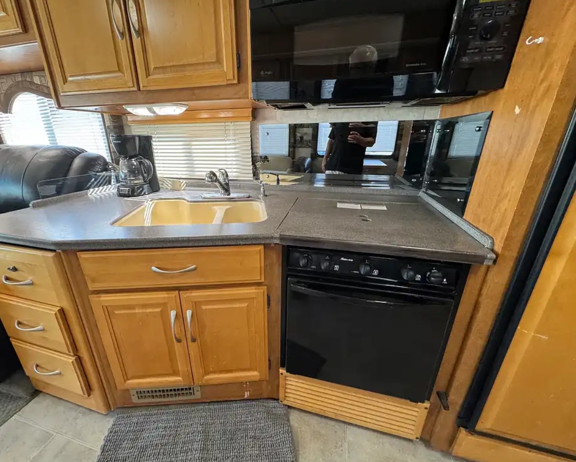 2005 Fleetwood Discovery 39L — kitchen with double sink, cooktop and solid counters