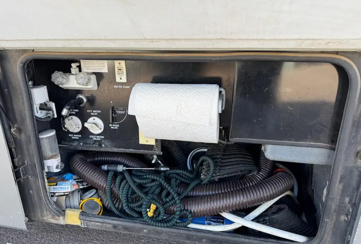 2005 Fleetwood Discovery 39L — utility bay with city water hookups and hoses