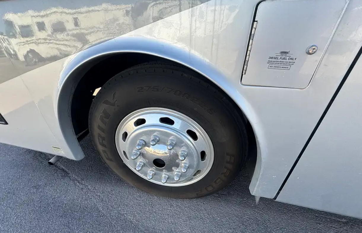 2005 Fleetwood Discovery 39L — front wheel and polished aluminum rim