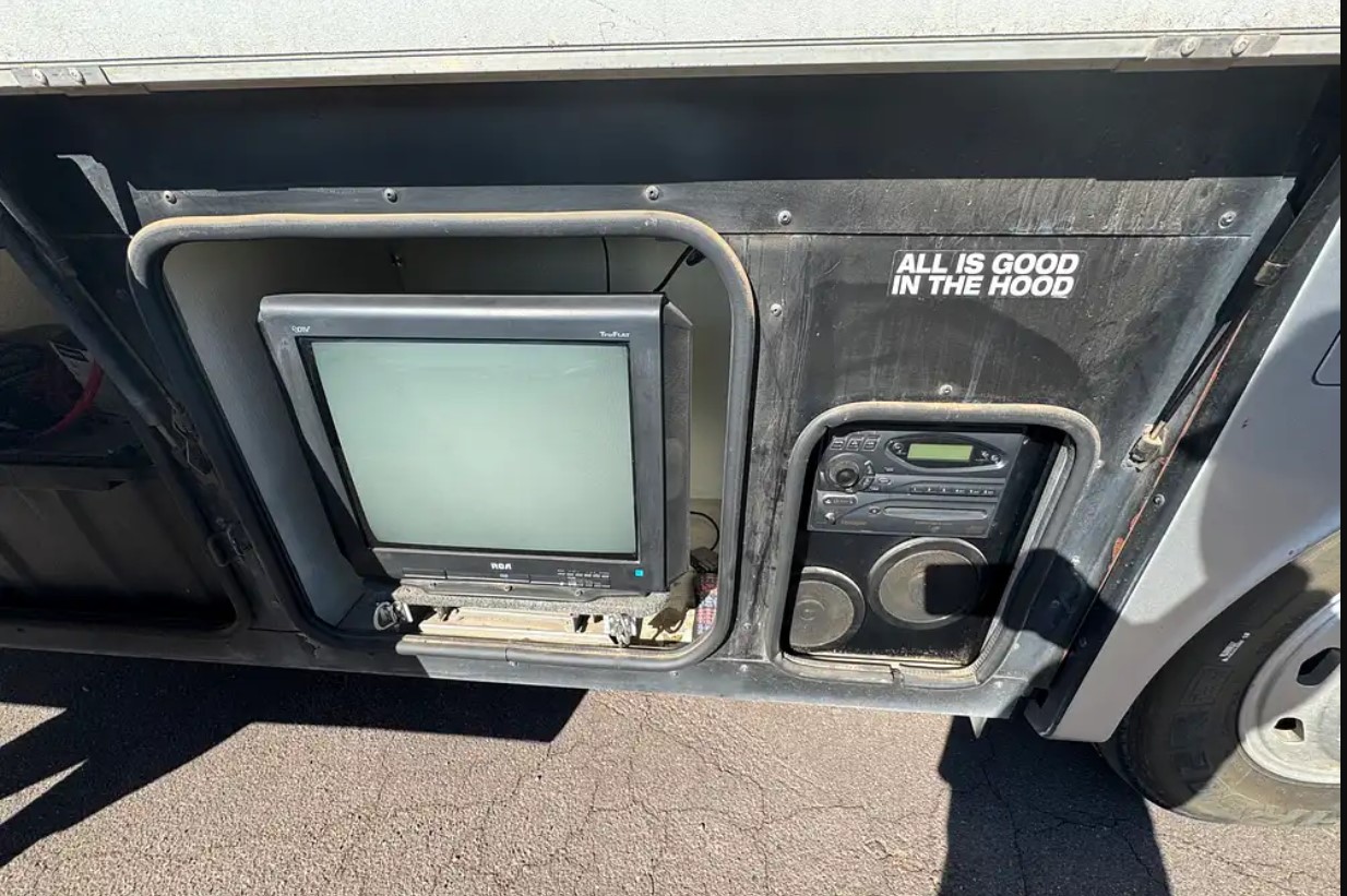 2005 Fleetwood Discovery 39L — exterior entertainment bay with TV and stereo