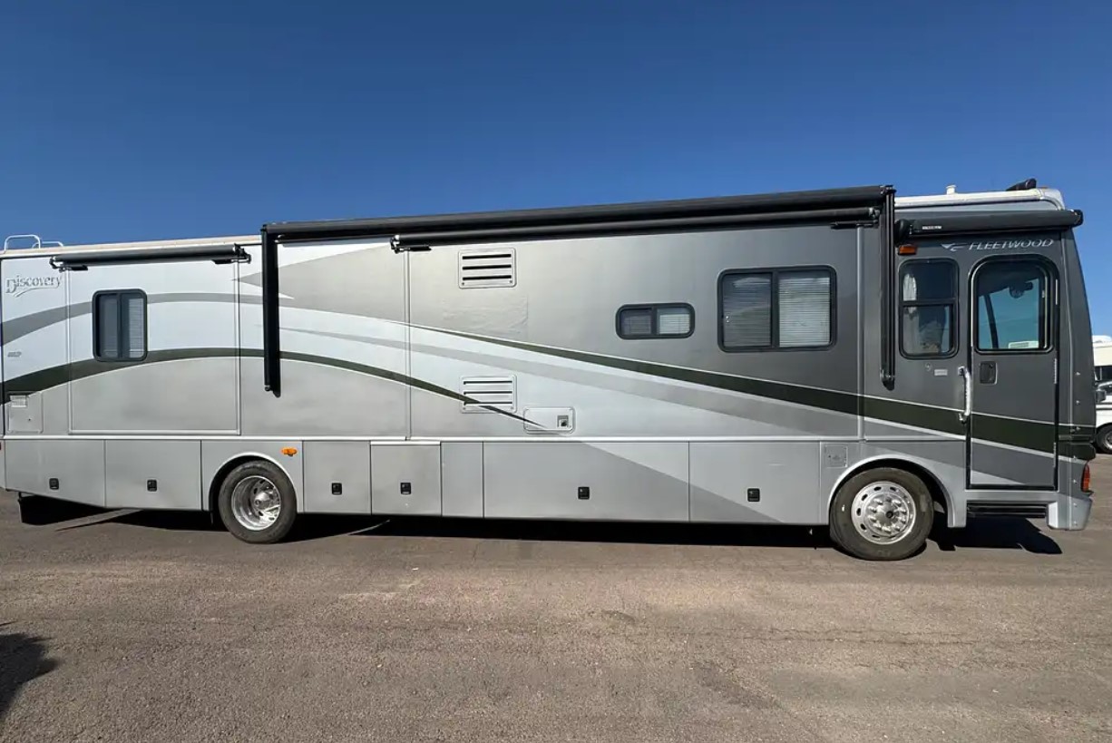 2005 Fleetwood Discovery 39L — driver side full profile