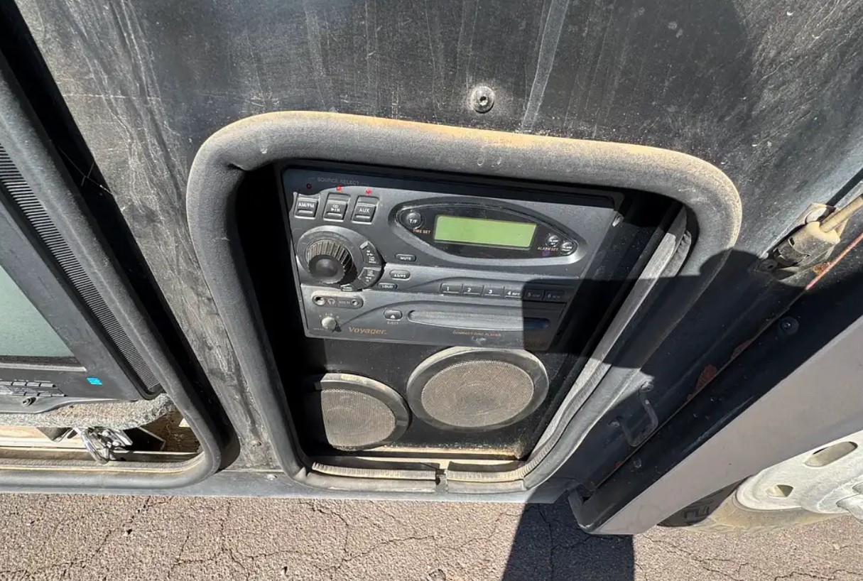 2005 Fleetwood Discovery 39L — exterior stereo system in the compartment