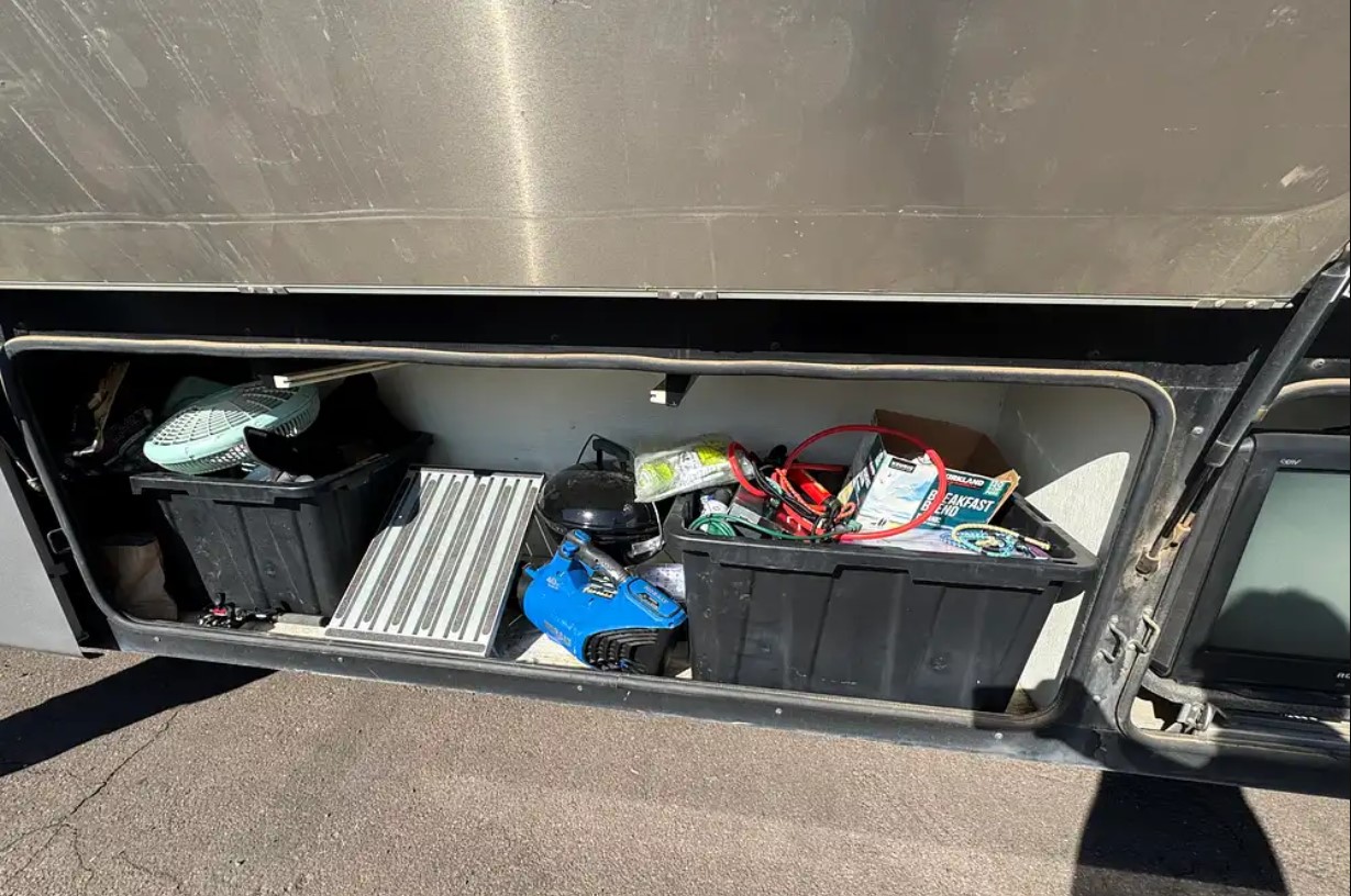 2005 Fleetwood Discovery 39L — pass-through basement storage compartment