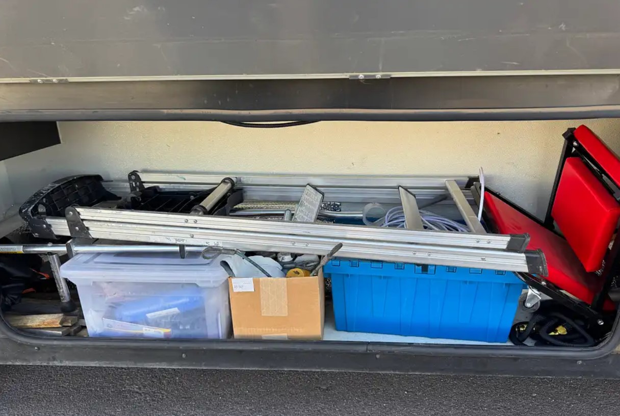 2005 Fleetwood Discovery 39L — basement storage with leveling gear