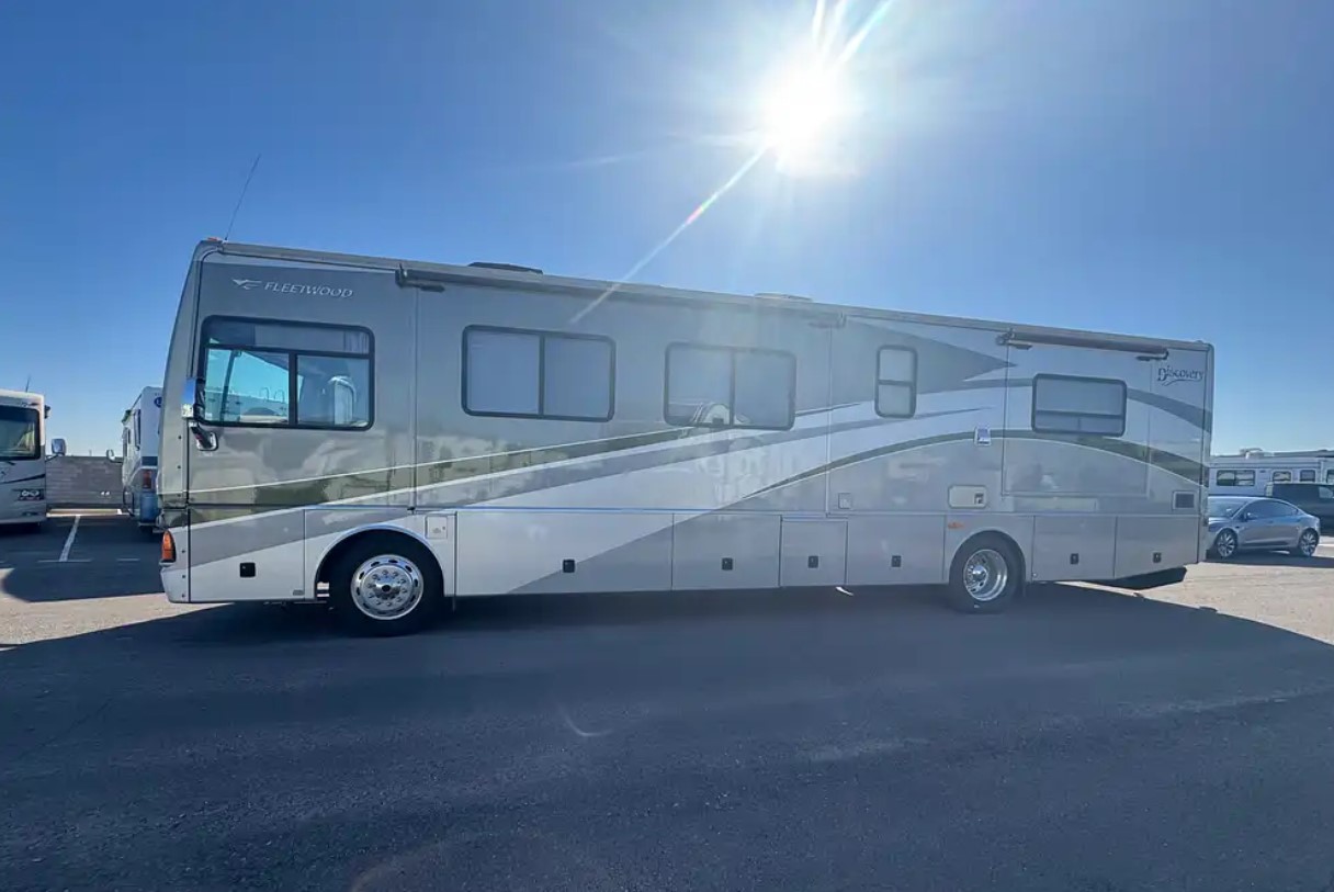 2005 Fleetwood Discovery 39L — passenger side full profile