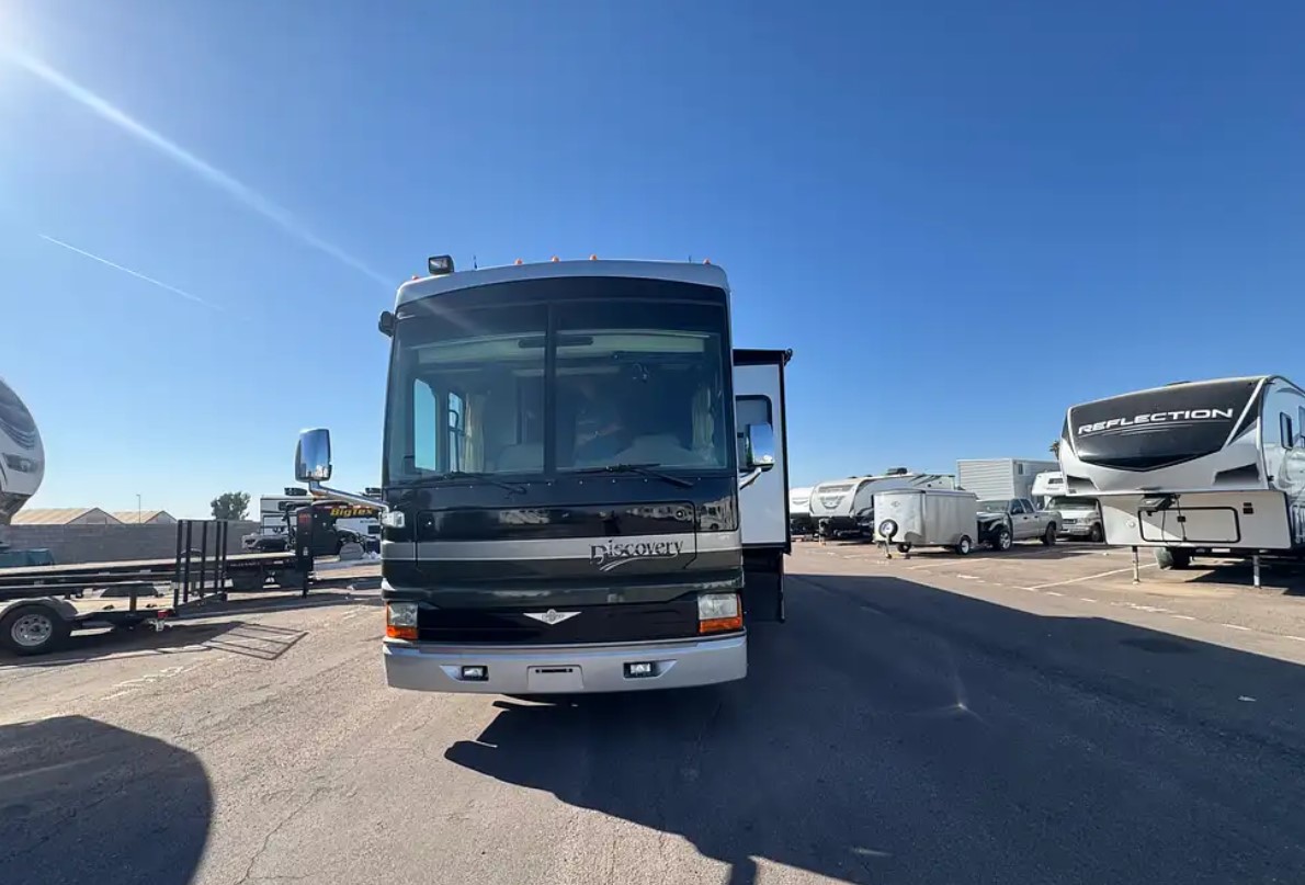 2005 Fleetwood Discovery 39L — head-on front view