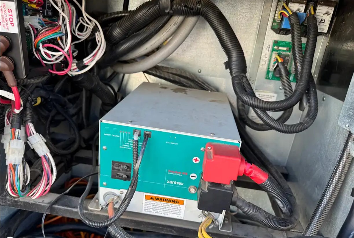 2005 Fleetwood Discovery 39L — converter and power distribution compartment