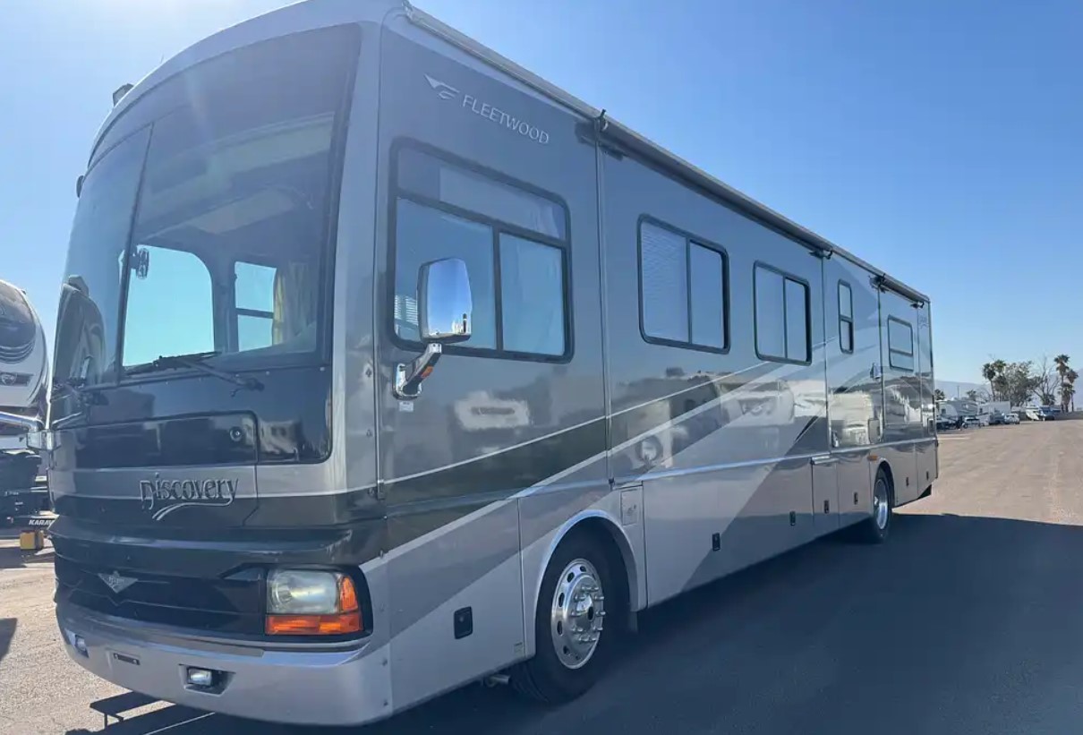 2005 Fleetwood Discovery 39L — front passenger side angle