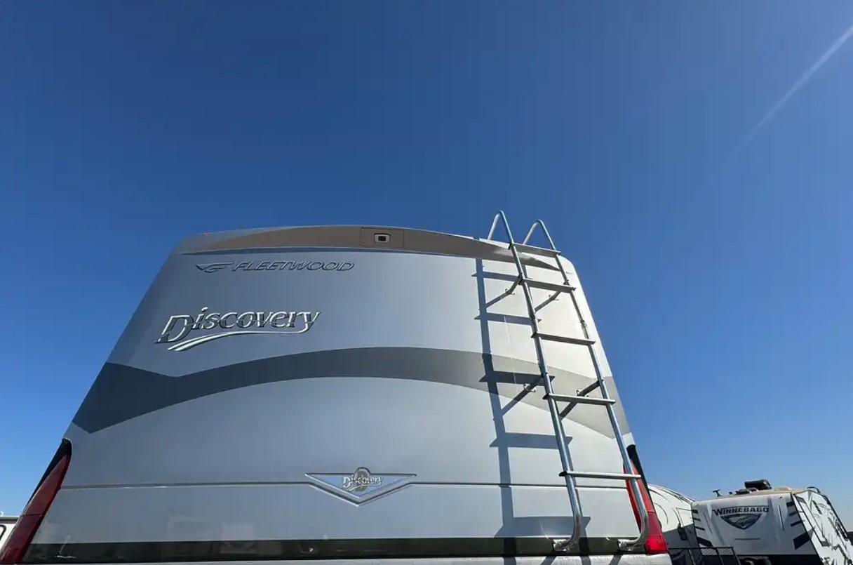 2005 Fleetwood Discovery 39L — rear cap with Discovery badging and roof ladder