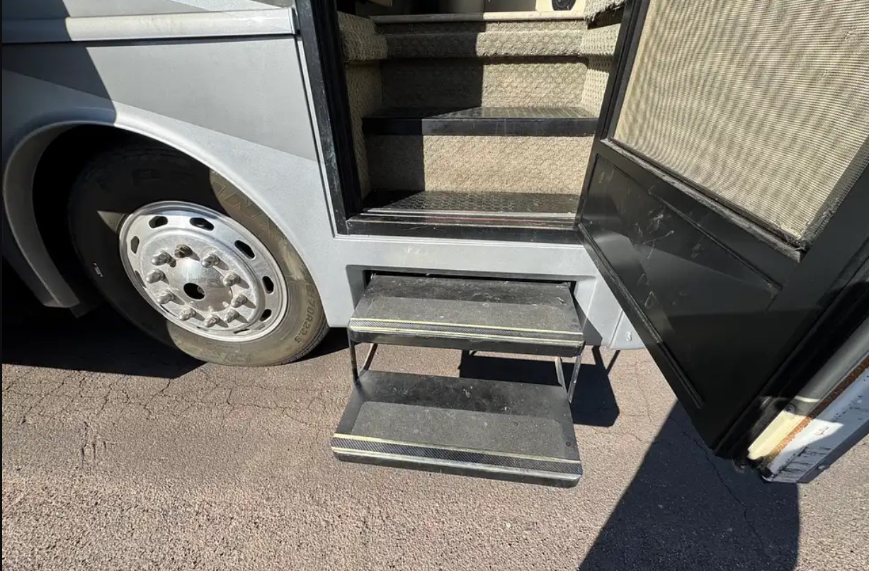 2005 Fleetwood Discovery 39L — entry steps and side door
