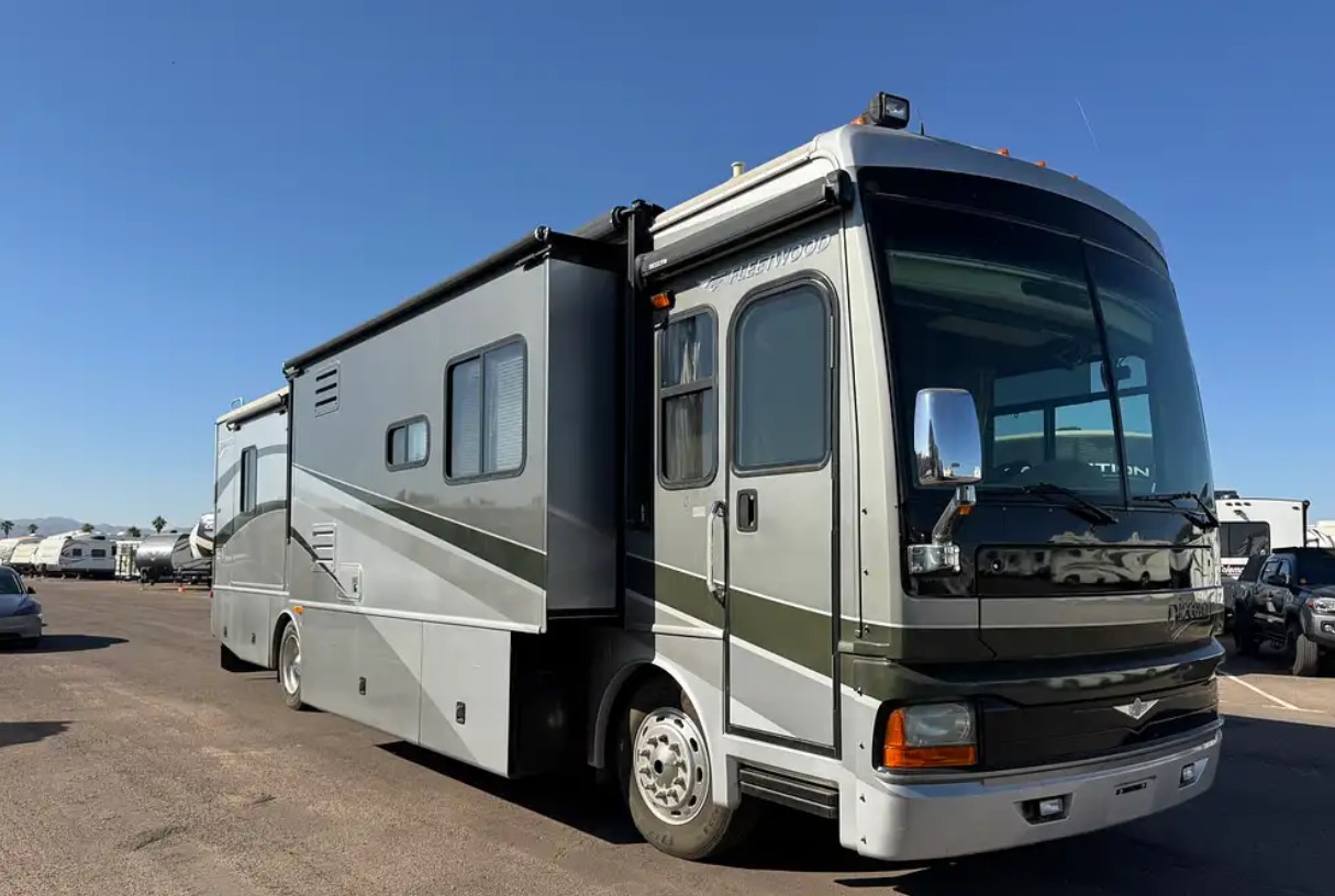 2005 Fleetwood Discovery 39L — front driver side three-quarter view